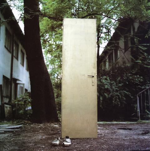 Pozlaćena vrata / Gilded Door, 1971, mixed media (door, shoes, golden color), 60 x 4,5 cm; Cour ...