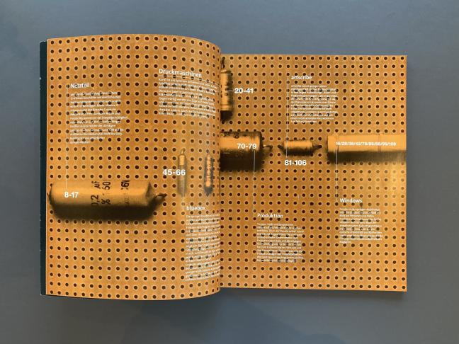 Double page of the first issue of springer*in, 1995