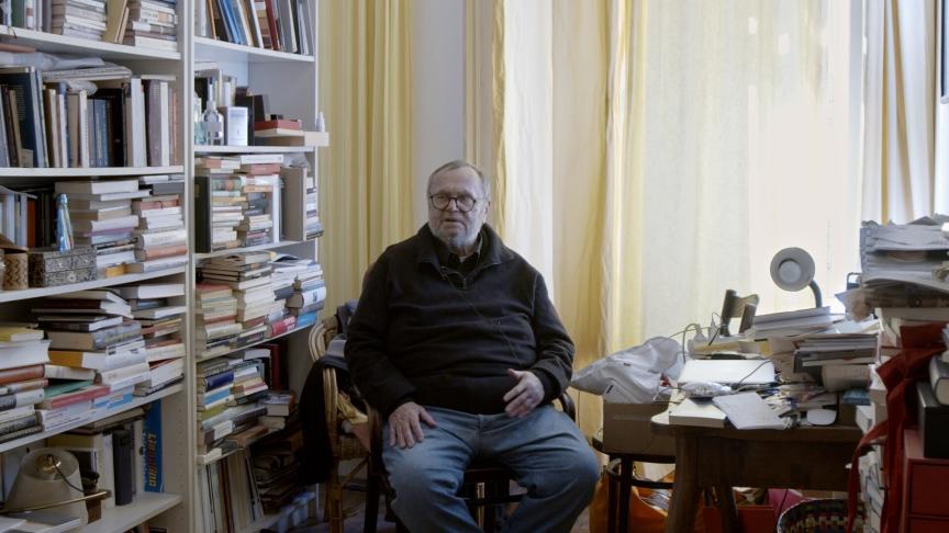 Film still from the Kontakt Video Portrait with writer and essayist Franz Schuh in Vienna in Ma ...